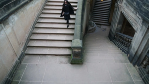 穿黑衣服的年轻女孩走在楼梯上14秒视频