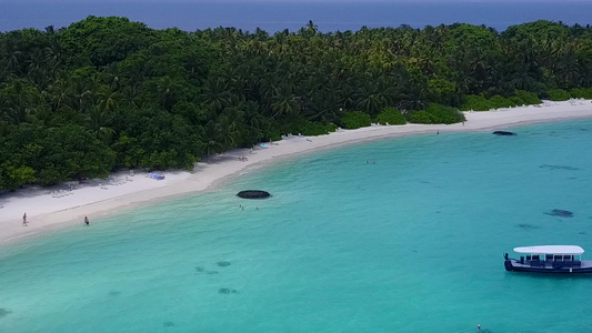 以蓝海和白沙滩背景打破天堂岛屿海滩的空中无人驾驶飞机视频