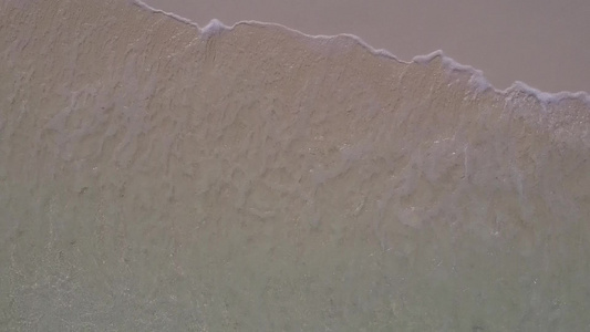 以清水和明沙底浅沙为背景的天堂海滨海滩假日空中无人驾驶视频