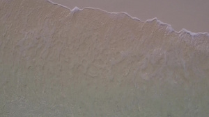 以清水和明沙底浅沙为背景的天堂海滨海滩假日空中无人驾驶12秒视频