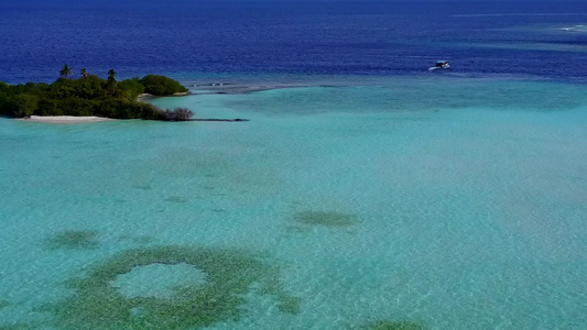 蓝海和白沙底蓝海的完美海岸海滩生活方式的空中无人驾驶视频