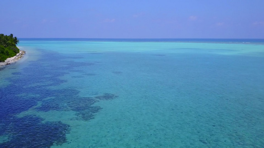 由绿宝石环礁湖和白沙背景组成的美丽海岸海滩旅行的空中视频