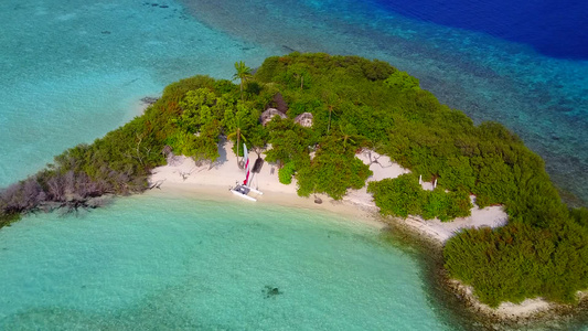 具有清洁沙土背景的透明海洋对奇异岛屿海滩度假的空中视频