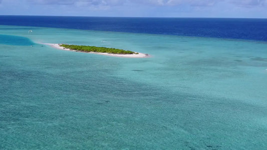 透明海洋和白沙背景的海洋海岸海滩空中旅游视频