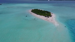具有白沙背景的绿宝石环礁湖对热带海岸海滩生活方式的12秒视频