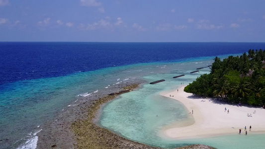 以清海和白色沙滩背景在海滩度假时的完美海观空中无人驾驶视频