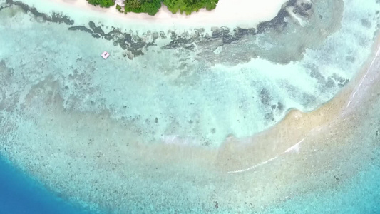 蓝海白沙背景的天堂旅游海滩空中旅游视频