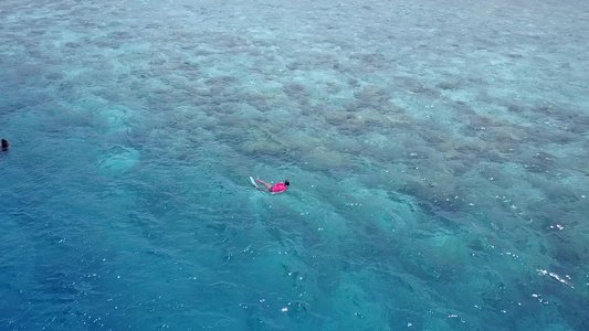 蓝环礁和白色沙滩背景的天堂泻湖海滩之旅抽象无人驾驶视频