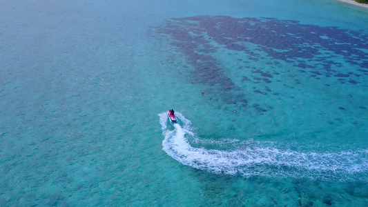 穿越蓝海和浅沙的热带海岸视频