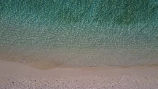 豪华海滨海滩航行蓝海和白沙背景的空中无人驾驶飞机场景视频