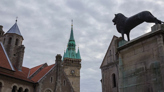 延时古老建筑和狮子雕像视频