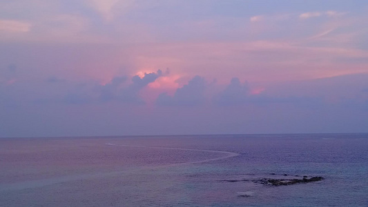 以蓝水和白色沙尘背景观察美丽的岛屿海滩探险的海景空中视频