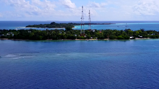 蓝绿海和清洁沙地背景的宁静旅游海滩野生生物的无人驾驶视频