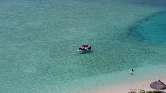 以白色沙滩背景浅海为例进行宁静的海观海滩度假的空中视频