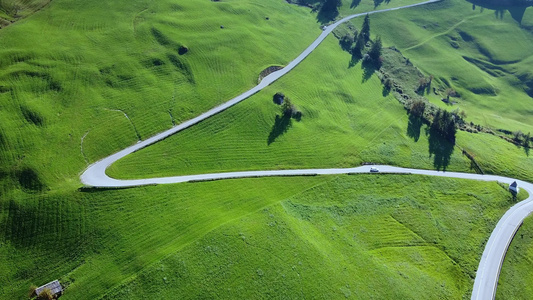 绿色山丘的摇摇道路视频