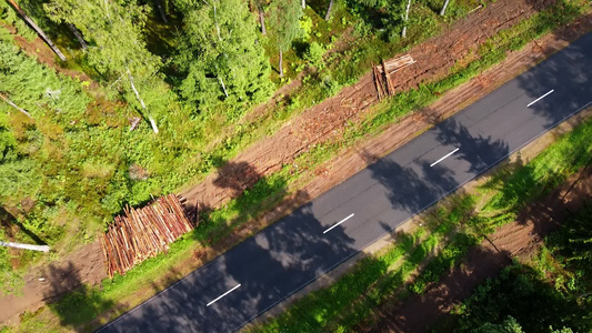 无人驾驶飞机从森林公路上方的高度下降视频