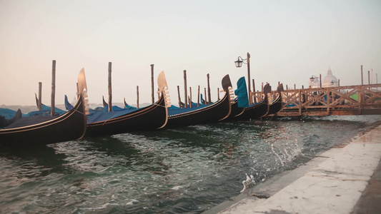 意大利威尼斯码头附近停泊的船视频