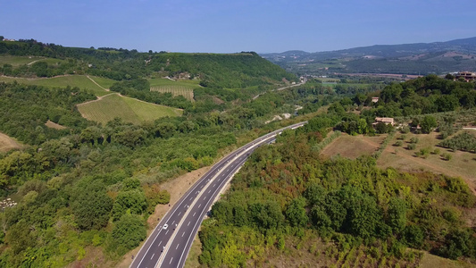 空中无人驾驶无人驾驶飞机飞越路边有绿周围的公路视频