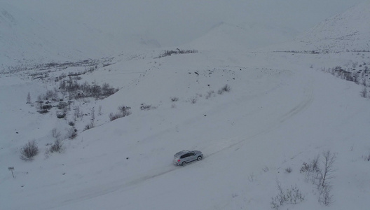 高山上大雪路上航拍视频