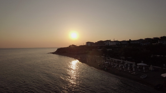 日落Trikorfo海滩的度假胜地和海景视频