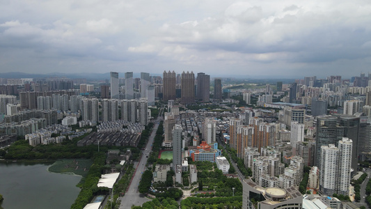 城市暴雨来临乌云密布航拍视频