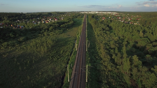 横穿俄罗斯村庄的铁路飞行中空中射击视频