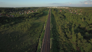 横穿俄罗斯村庄的铁路飞行中空中射击29秒视频