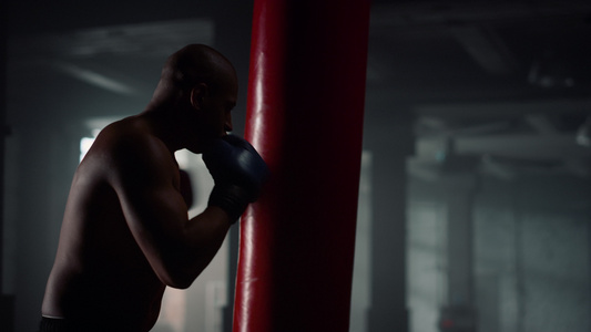 男性跆拳道运动员打沙袋训练视频