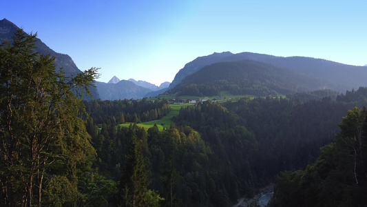 Austrianalps中美丽之地的天空视图视频