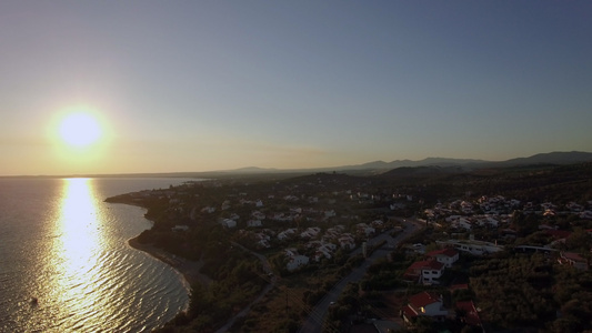 海边和海岸线的日落海景和海岸线在Trikorfo海滩视频