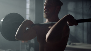 男子在健身房训练用杠铃蹲下17秒视频