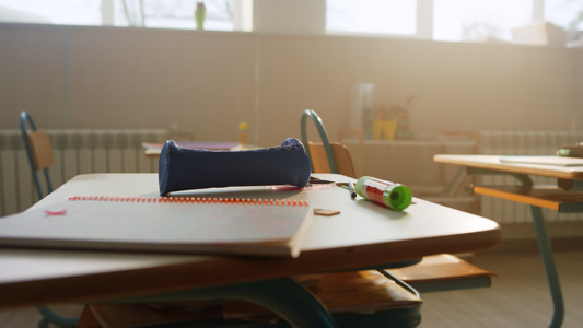 学生用品在教室的桌子上视频