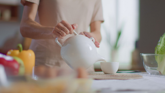 居家生活女性喝茶视频