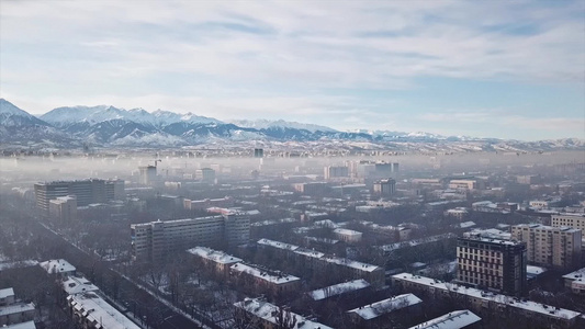 从无人驾驶飞机上射向高空的大城市视频