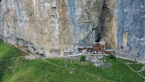 在瑞士的山顶悬崖下的一个餐厅30秒视频