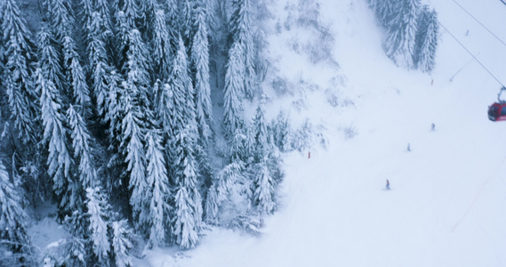 滑雪者下山的空中观察视频