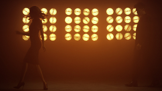 情侣在灯光下跳舞视频