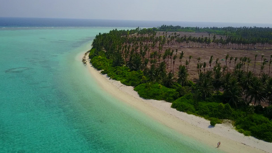 美海的空中无人驾驶飞机旅游通过清晰的海洋和白色沙沙视频