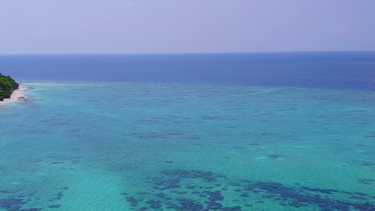 以透明的水和白色沙沙背景进行宁静海岸海滩探险的空中视频