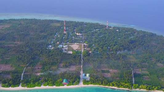 透明环礁湖和白色沙滩背景的奇异度假度假胜地海滩间休息视频