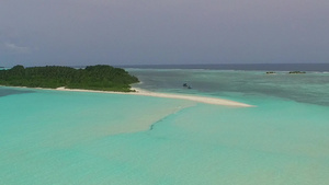 以蓝天绿海白沙为背景的蓝绿色海洋度假胜地11秒视频