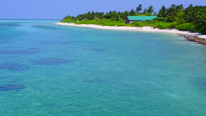 热带岛屿海滩经浅海以白沙为背景的浅海突破无人驾驶飞机16秒视频