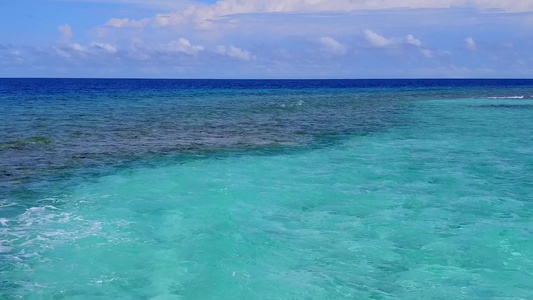 以白沙底浅海为背景的浅海观测奇异海岸海滩假日天空视频