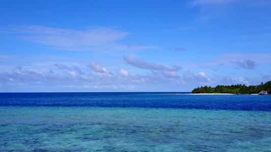 白沙背景蓝海海洋海滨海滩旅行的鸟瞰纹理视频