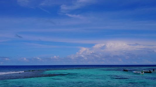 热带海岸海滩航行的无人机风景由蓝色海洋与明亮的沙质视频