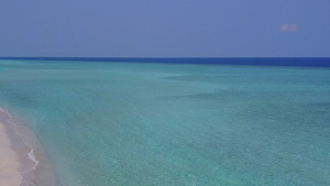 白沙底蓝水在天堂湾海滩上冒险的空中无人驾驶飞机海景12秒视频