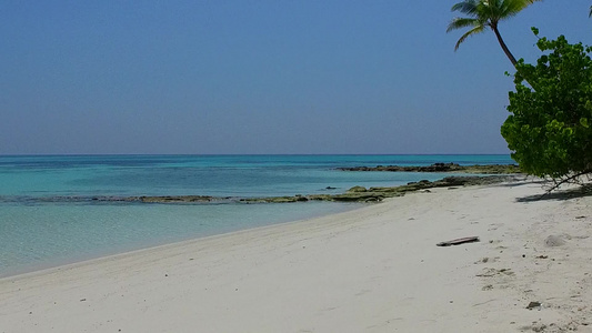 白沙背景绿松石泻湖放松泻湖海滩之旅的无人机全景视频