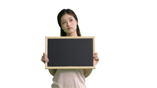 4k手拿黑板的女生思考表情动作白底视频视频