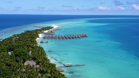 浅海和清洁沙地背景的完美度假度假胜地海滩之海景视频