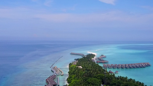 白沙背景的蓝色环礁湖对水底海岸线海滩假日的空中空中视频